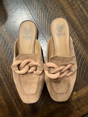 BEAST FASHION Nude Tan Suede Chain-Detail Slip-On Mules